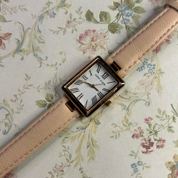 🐞Adorable Baby Pink Leather Band Watch🐞 - Picture 1 of 7